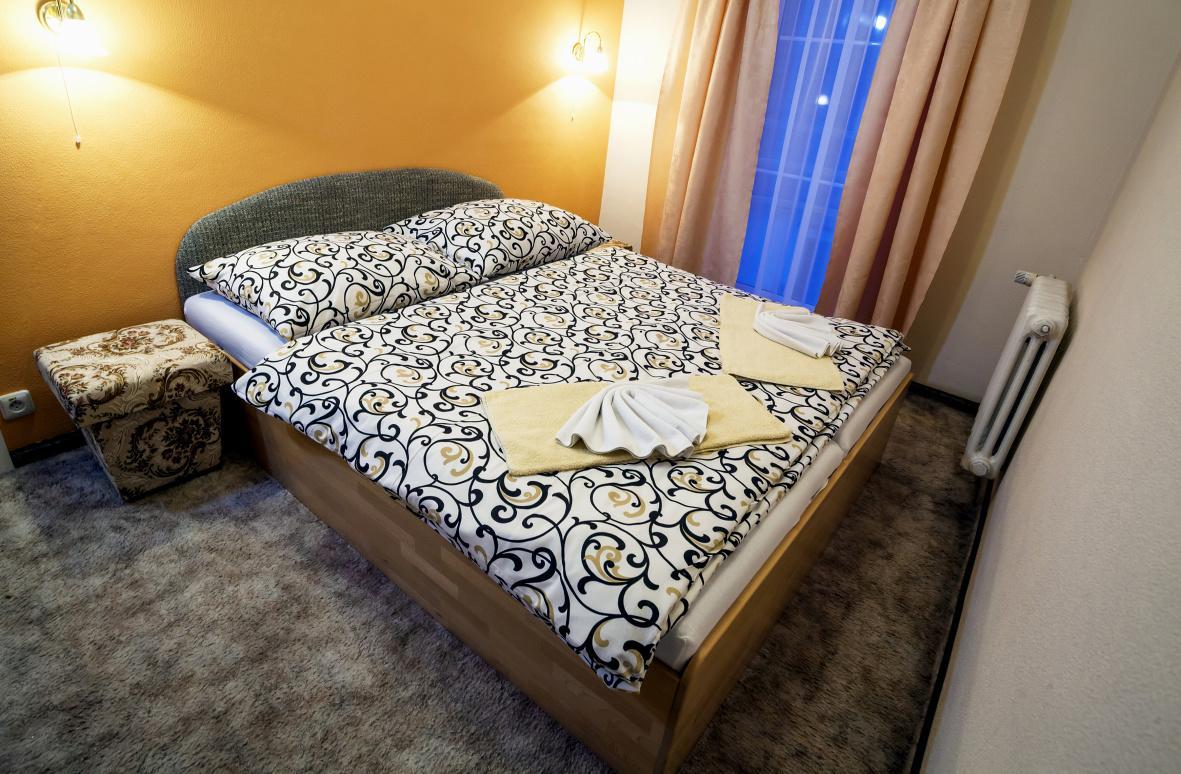 Hotel Central クレムニツァ エクステリア 写真